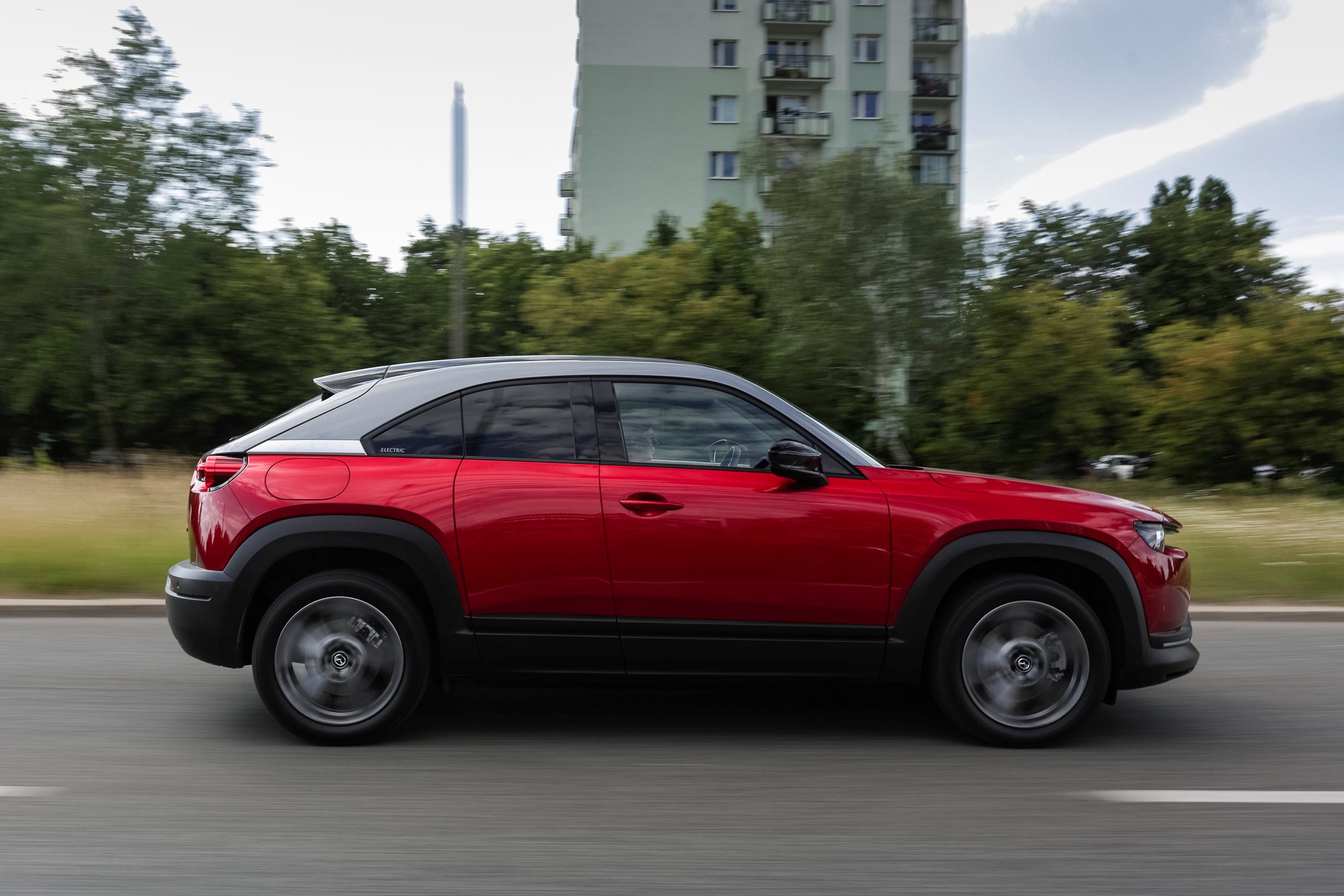 Mazda pokazuje kto kupuje samochody elektryczne w Polsce